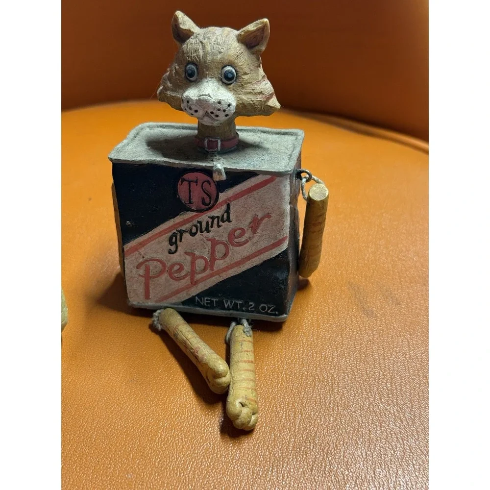 Shelf Sitters-Emerald Iodized Salt‎ Dog & Ground Pepper Cat Figurine